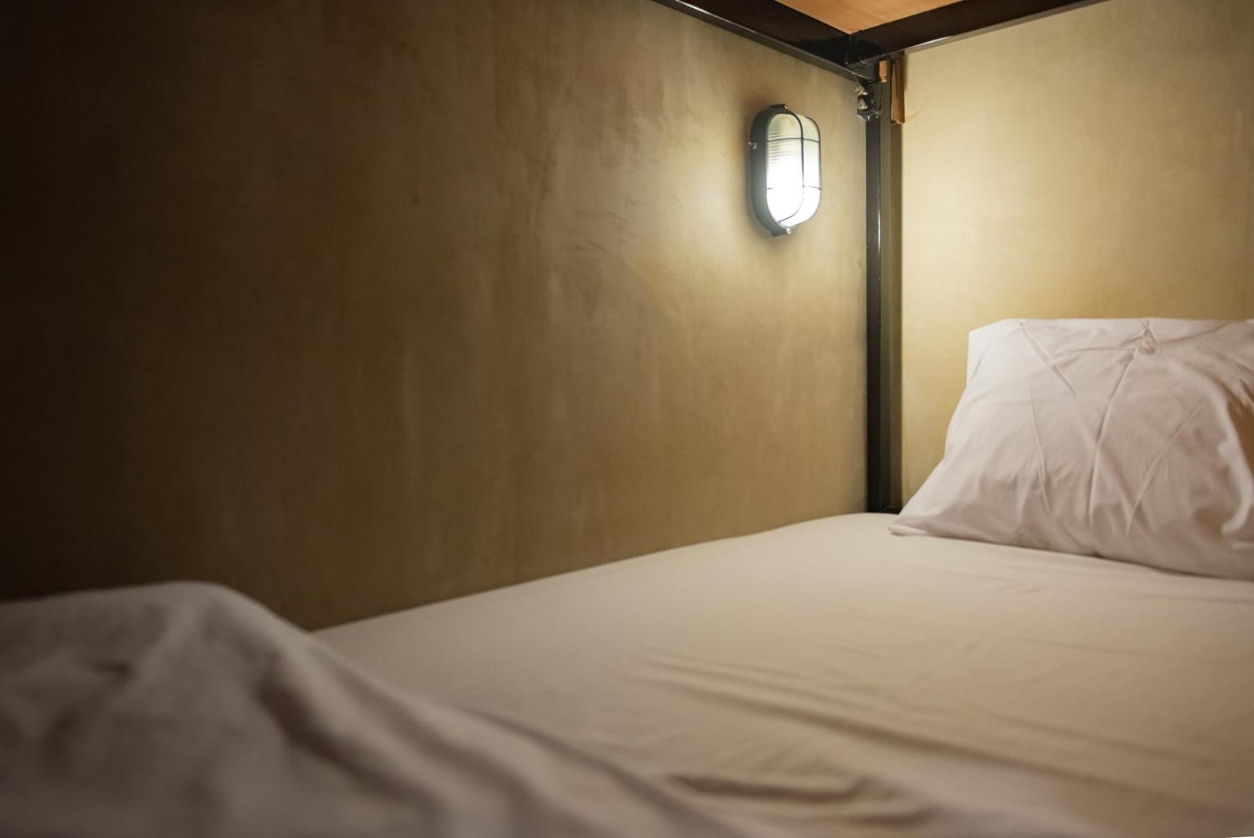 Cazz Hostel Bangkok Exterior photo